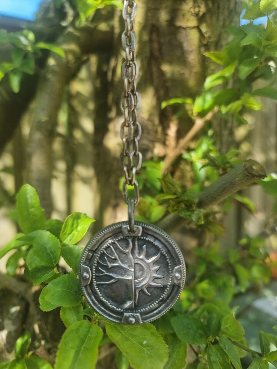 A Plague Tale: Innocence Family Crest Necklace version 3 