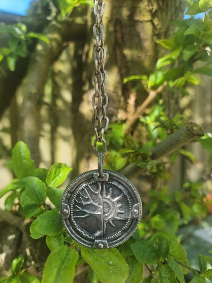 A Plague Tale: Innocence Family Crest Necklace version 3 -  Portugal