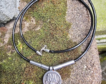 Max Payne's vikingship necklace