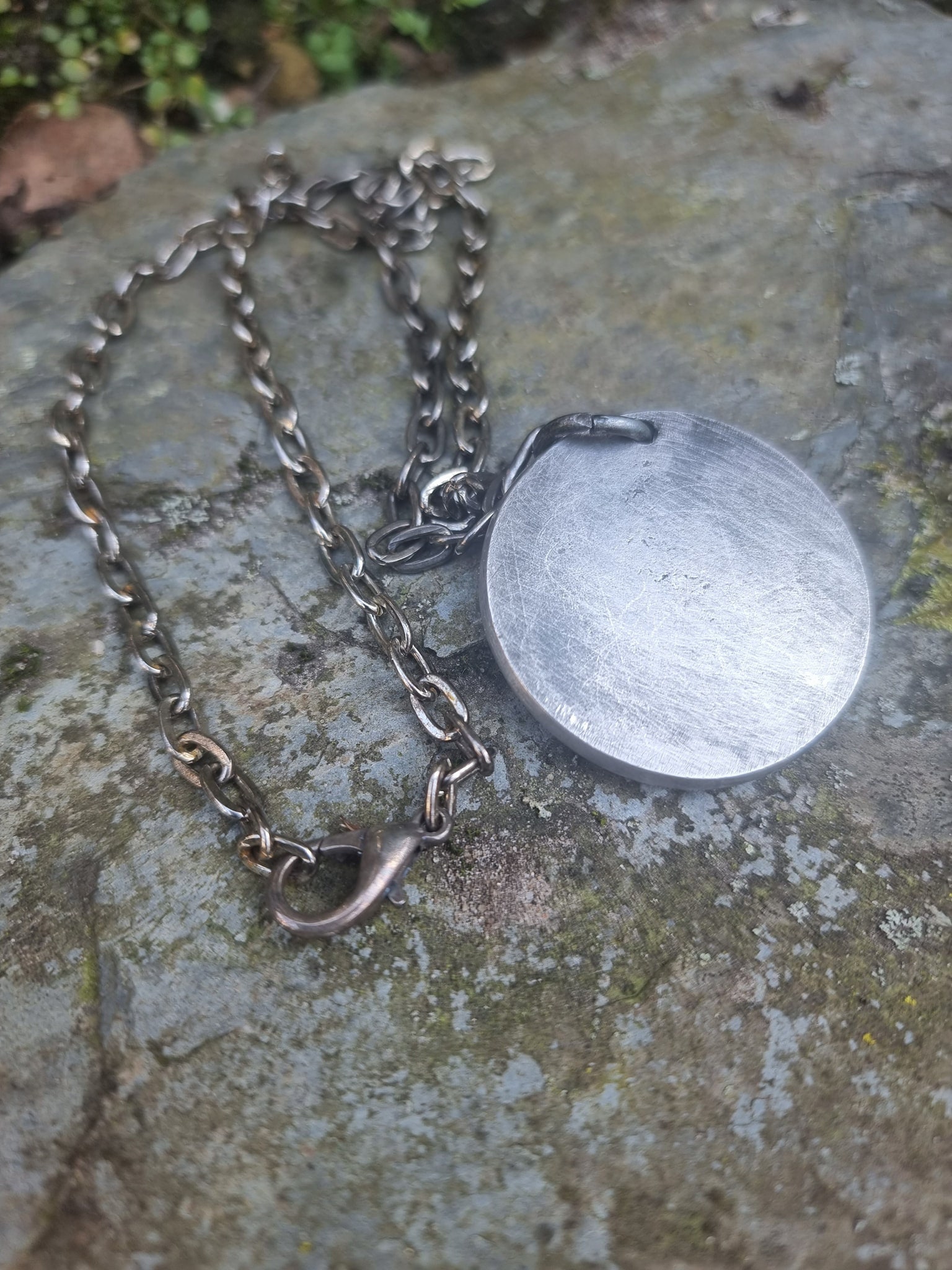 A Plague Tale: Innocence Family Crest Necklace version 3 