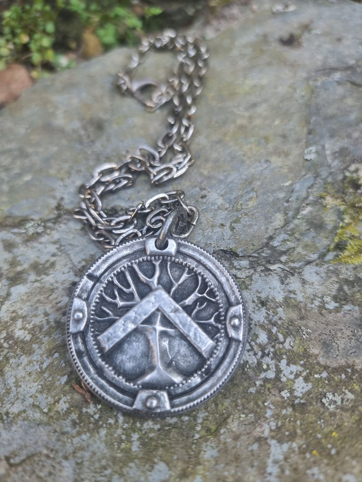 A Plague Tale: Innocence Family Crest Necklace version 3 -  Portugal