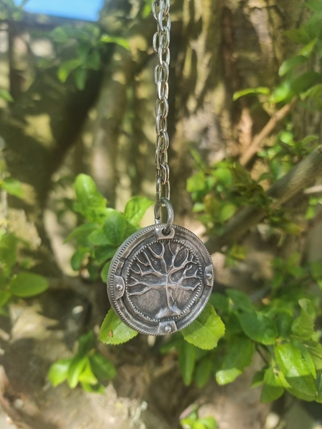 A Plague Tale: Innocence Family Crest Necklace version 3 