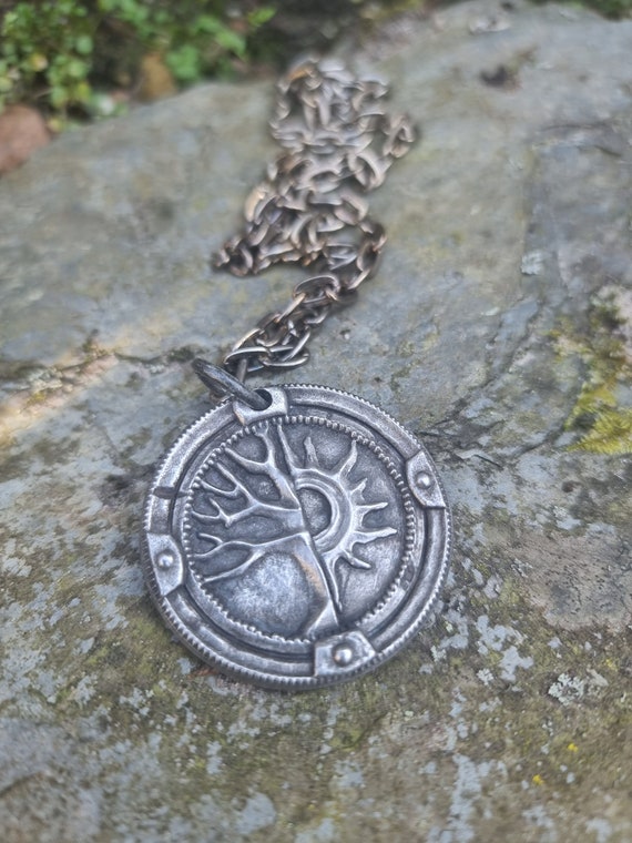 A Plague Tale: Innocence Family Crest Necklace version 3 