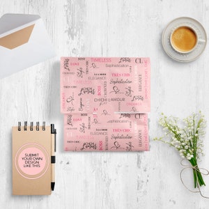 Puede incluir: Dos hojas de papel rosa con patrones con las palabras "Boss", "Love", "Crowned", "Style", "Tres Chic", "Timeless", "A La Mode", "Elegance", "Sophistication", "Chichi L'Amour" y "Dreamer" repetidas en un patr&oacute;n aleatorio.
