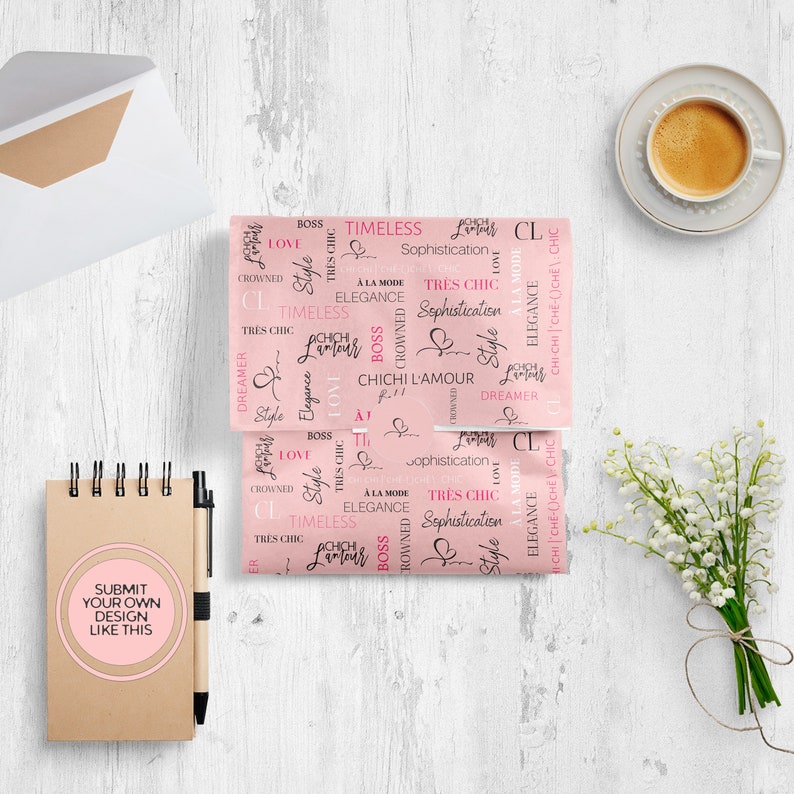 Puede incluir: Dos hojas de papel rosa con patrones con las palabras "Boss", "Love", "Crowned", "Style", "Tres Chic", "Timeless", "A La Mode", "Elegance", "Sophistication", "Chichi L'Amour" y "Dreamer" repetidas en un patr&oacute;n aleatorio.