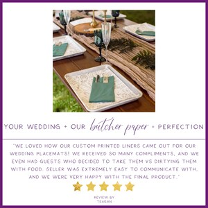 Puede incluir: Una mesa puesta con servilletas verdes y manteles individuales de papel blanco con encaje. El texto "YOUR WEDDING + OUR butcher paper = PERFECTION" est&aacute; en la parte superior de la imagen. El texto "WE LOVED HOW OUR CUSTOM PRINTED LINERS CAME OUT FOR OUR WEDDING PLACEMATS! WE RECEIVED SO MANY COMPLIMENTS, AND WE EVEN HAD GUESTS WHO DECIDED TO TAKE THEM VS DIRTYING THEM WITH FOOD. SELLER WAS EXTREMELY EASY TO COMMUNICATE WITH, AND WE WERE VERY HAPPY WITH THE FINAL PRODUCT." est&aacute; en la parte inferior de la imagen. Cinco estrellas doradas est&aacute;n debajo del texto.