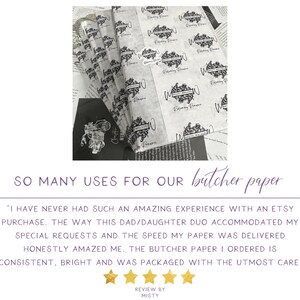 Pu&ograve; includere: Una pila di carta da macellaio bianca con un motivo floreale bianco e nero e il testo "Holly Walker" stampato su di essa. La carta &egrave; piegata e impilata su un tavolo. Il testo "SO MANY USES FOR OUR butcher paper" &egrave; scritto sotto l'immagine. Una recensione a cinque stelle con il testo "REVIEW BY MISTY" &egrave; sotto il testo.