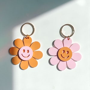 Retro Smiley Face Daisy Keychain | Happy Face Bag Charm | Cute Hippie Smiley Flower Keychain | Trendy Colorful Keyrings, Vsco Girl Gift, Y2k