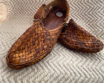 Scarpe da uomo in pelle intrecciata, scarpe da uomo, muli da uomo, fatti a mano indiani, tradizionali etnici autentici, abbigliamento casual da uomo, abbigliamento da spiaggia, stile boho hippie