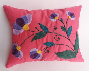 Coussin floral brodé à la main.