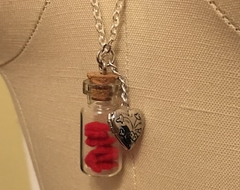 Corazones pequeños en un collar de botella