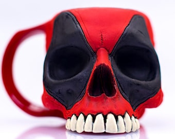Taza de calavera de Deadpool hecha a mano: cerámica roja y negra mate