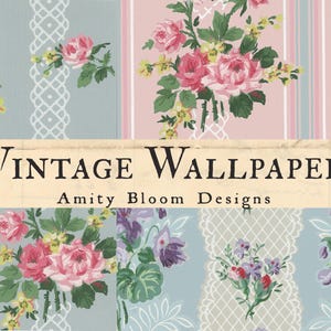 K&ouml;nnte beinhalten: Vintage Tapetendesign mit floralen Mustern und spitzenartigen Details. Das Design umfasst rosa Rosen, lila Blumen und gr&uuml;nes Laub vor hellblauen und rosa gestreiften Hintergr&uuml;nden. Der Text "VINTAGE WALLPAPER" ist zu sehen.