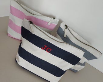 Neceser personalizado de algodón a rayas con estampado náutico para maquillaje y accesorios de viaje.