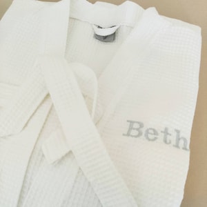 Personlig vit unisex bomullsvaffelbadrock med spa-motiv, morgonrock