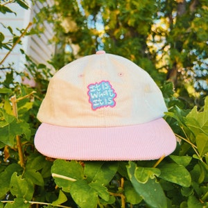Cappello in velluto a coste ricamato a 6 pannelli - Regali retrò per lei, regali per lui, skater surfista alla moda, cappello vintage da papà con citazione unisex, regalo personalizzato