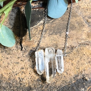 Collier triple quartz - Trois pointes de quartz clair semi-polies, bijoux en cristal de guérison, pendentif entièrement en cristaux d'énergie naturelle avec chaîne