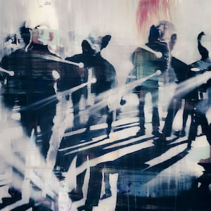 Peut inclure: Peinture abstraite d'un groupe de personnes en silhouette, sur un fond flou de coups de pinceau blancs, bleus et roses.