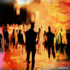 Peut inclure: Des silhouettes de personnes dansant dans une pièce faiblement éclairée avec un fond chaud, orange et jaune.