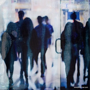 Peut inclure: Impression d'art abstrait présentant des silhouettes floues de personnes en nuances de bleu et de blanc. L'image a une qualité texturée et picturale, avec des stries et des éclaboussures ajoutant à l'effet artistique. Une porte vitrée avec une poignée est visible.