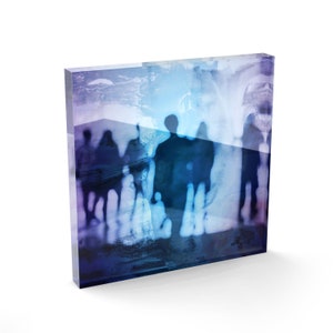 Può includere: Dipinto astratto con uno schema di colori blu e viola. Il dipinto presenta un gruppo di persone in silhouette, in piedi insieme su uno sfondo sfocato.