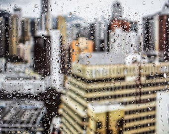 Jours de pluie à Hong Kong XI par Sven Pfrommer - L’œuvre d’art est prête à être accrochée