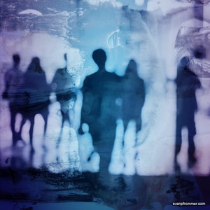 Peut inclure: Une image floue et abstraite d'un groupe de personnes marchant dans un paysage bleu et violet. Les personnes sont en silhouette sur le fond, et leurs formes sont indistinctes.