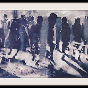 Könnte beinhalten: Ein blaues und weißes abstraktes Gemälde einer Menschenmenge, die auf einer Stadtstraße geht. Das Gemälde ist in einem Stil gehalten, der an ein Aquarellbild erinnert.
