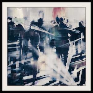 Peut inclure: Impression d'art abstrait représentant des figures floues dans des tons de bleu, blanc et rose. L'œuvre a une qualité picturale avec des coups de pinceau visibles et une sensation de mouvement. L'impression est encadrée d'un cadre noir.