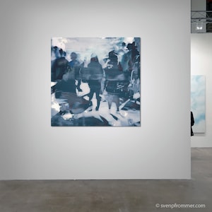 Peut inclure: Peinture abstraite d'un groupe de personnes dans des tons de bleu et de blanc, avec un arrière-plan flou.