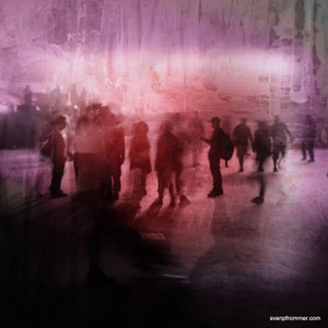 Peut inclure: Un groupe de personnes se tient dans un arrière-plan flou, brumeux, rose et rouge. Les personnes sont en silhouette et semblent se trouver dans une foule ou un rassemblement.