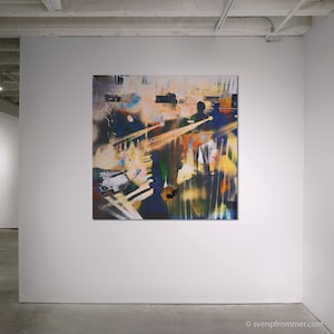 Peut inclure: Peinture abstraite avec un mélange de couleurs, notamment du bleu, du jaune et du blanc. La peinture a un aspect superposé et texturé, avec des coups de pinceau et des éclaboussures de peinture.