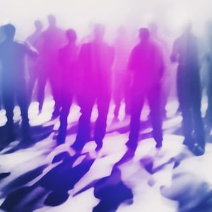 Peut inclure: Image abstraite d'une foule de personnes, silhouettes sur un fond flou et lumineux. Les figures sont dans des tons de bleu et de violet, avec de longues ombres. L'image a une qualité onirique.