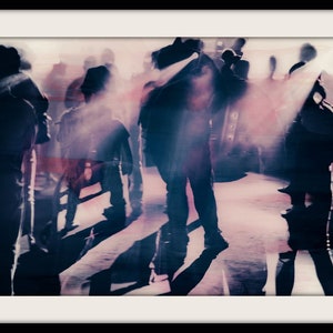 Könnte beinhalten: Eine Gruppe von Menschen, die in einer Menge stehen, unscharf und unscharf, mit einem rosa-blauen Farbschema.