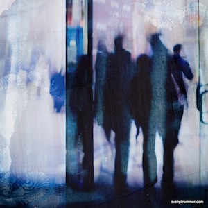 Peut inclure: Image floue de personnes marchant à travers une porte en verre. L'image est dans des tons de bleu et de blanc.