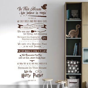 Puede incluir: Pegatina de pared marrón con una cita temática de Harry Potter que dice "En esta casa creemos en la magia". La cita incluye varias líneas de texto sobre magia, hechizos y elfos domésticos. La cita termina con "Porque en esta casa hacemos Harry Potter".