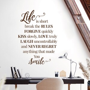 Könnte beinhalten: Brauner Wandaufkleber mit dem Zitat "Life is short, break the RULES, FORGIVE quickly, KISS slowly, LOVE truly, LAUGH uncontrollably, and NEVER REGRET anything that made You Smile." Der Text ist in einer Schriftart geschrieben.