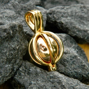 Colgante de jaula intercambiable con piedra de 14 mm rellena de oro de 14 k. Bañado en oro de 18 k (sobre plata de ley 925).