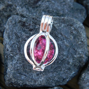 Pendentif cage interchangeable avec pierre craquelée fuchsia royal de 10 mm.
