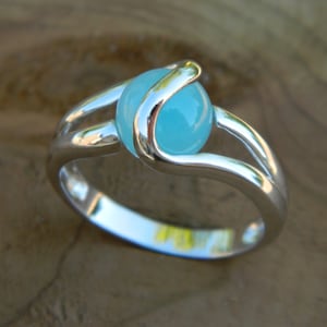 Anillo intercambiable con piedra aguamarina de 8 mm.