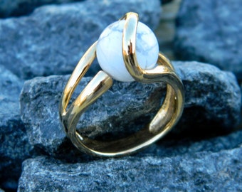 Anillo intercambiable bañado en oro de 18k (sobre plata de ley) con piedra howlita blanca de 10 mm
