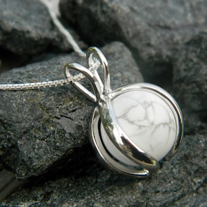 Pendentif en marbre interchangeable avec pierre howlite blanche de 14 mm.