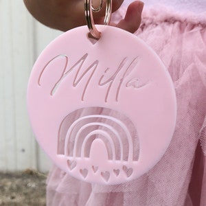 Llavero personalizado, llavero con nombre arco iris para niños, etiqueta de bolsa personalizada, llavero rosa, etiqueta de bolsa arco iris, regalo de nombre personalizado para niños, etiqueta de bolsa escolar