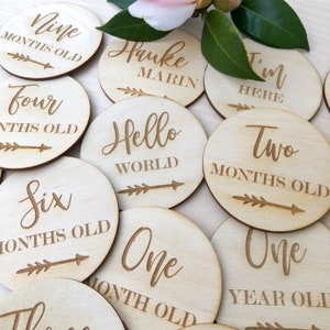 Cartes personnalisées en bois gravées baby milestone