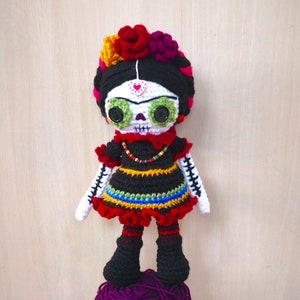 MODELLO ALL'UNCINETTO Teschio di zucchero, Dia de los Muertos, Giorno dei Morti, La Muerte, Teschio di zucchero Amigurumi, Bambola di Halloween, bambola teschio all'uncinetto