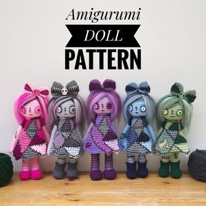 Peut inclure: Cinq poupées amigurumi crochetées avec des cheveux et des robes de différentes couleurs. Les poupées ont de grands yeux et des bouches cousues. Les poupées sont disposées en rangée sur une surface en bois. Le texte "Amigurumi Doll Pattern" est écrit au-dessus des poupées.