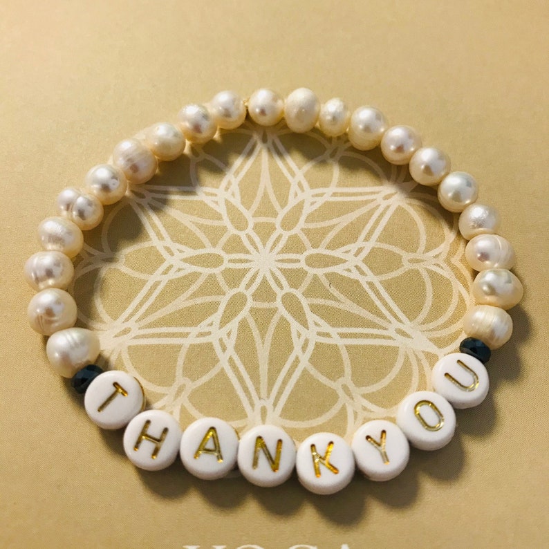 Süßwasser-Perlen-Armband personalisierbar mit Wunschtext, Namensarmband zu Geburt, Weihnachten, Babyshower Bild 1