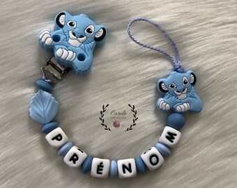 Attache tétine personnalisé entièrement en silicone (lettre prénom, clip motif, perle ronde et lentille) Lion + feuille, bleu ciel et moyen