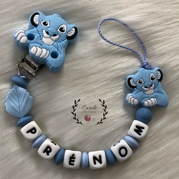 Attache tétine personnalisé entièrement en silicone (lettre prénom, clip motif, perle ronde et lentille) Lion + feuille, bleu ciel et moyen