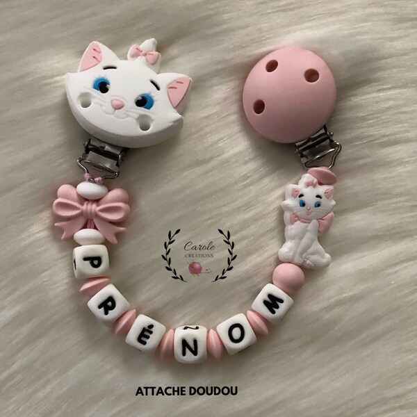 Attache doudou personnalisé entièrement en silicone (lettre prénom, clip motif, perle ronde lentille) chat + noeud papillon, blanc et rose